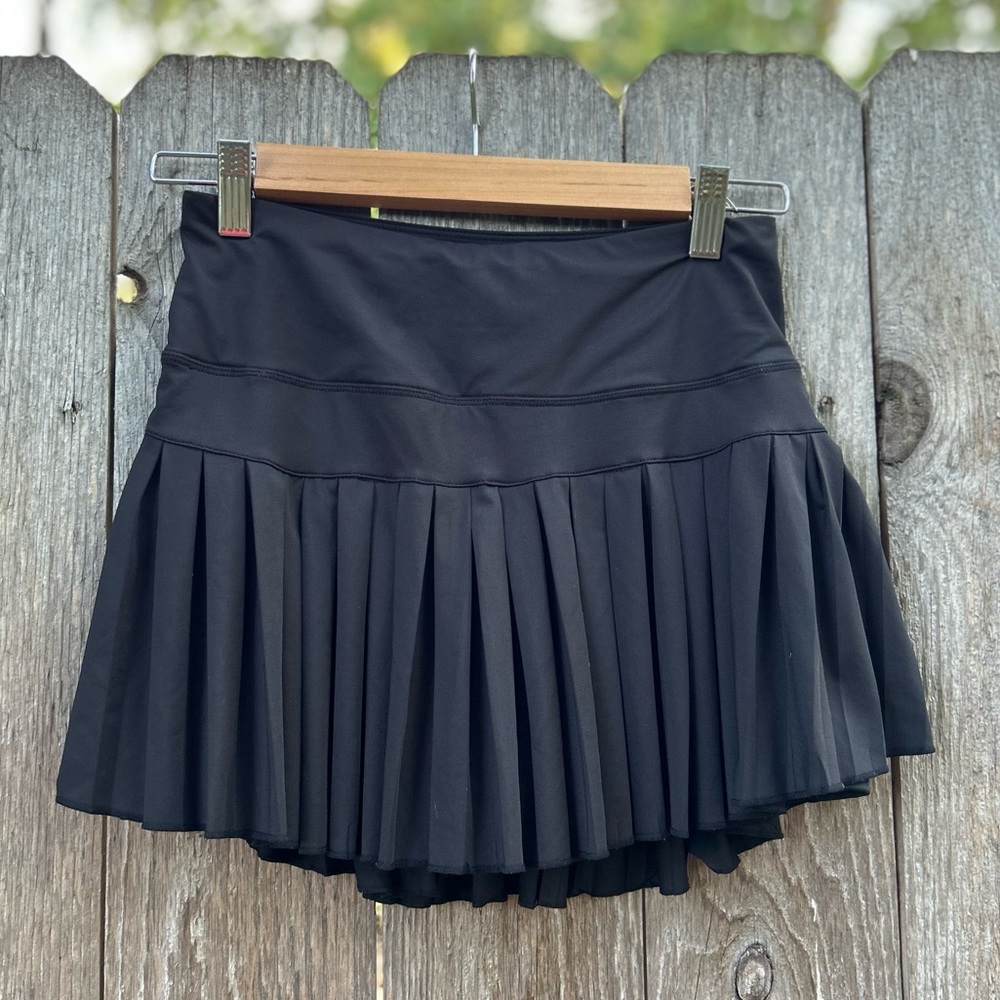 Gold Hinge Black Pleated Tennis Skirt